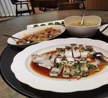 Fresh Flower Pepper Steamed White Water Fish