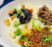 Spicy Oil-Poured Noodles with Beef Sauce