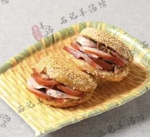 Pork-filled flatbread sandwich