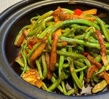 Stir-fried meat with string beans