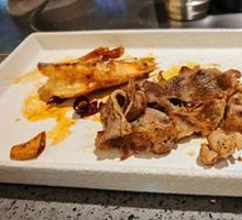 Grilled Lamb Chops on Iron Plate