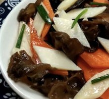 Black fungus stir-fried with yam