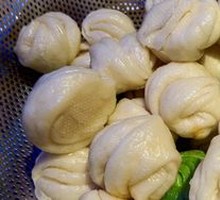 Flower-shaped steamed bun