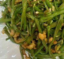 Stir-fried shredded pork with lentils