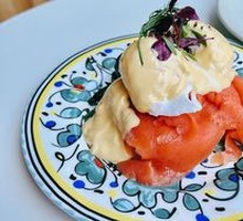 Salmon Benedict Egg