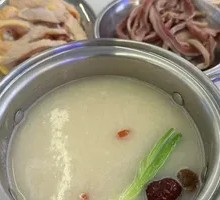 Pig's stomach and chicken hot pot base