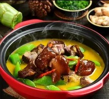 Small Iron Pot Asparagus Braised Pork Trotters