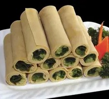 Rice paper rolls with lettuce