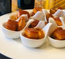 Fresh Abalone Stewed with Pork Belly