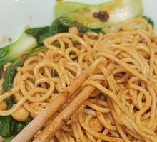 Spicy Pork Sauce Noodles with Peas