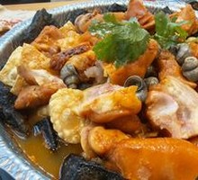 Snail Rice Noodles with Stinky Tofu and Pig Trotter Hot Pot