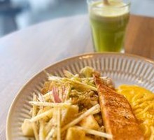 Pan-seared Salmon with Broccoli and Pumpkin Sauce Salad