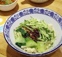 Pork Knuckle Oil-Poured Noodles