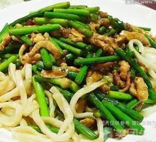 Garlic Shoots and Pork Noodles
