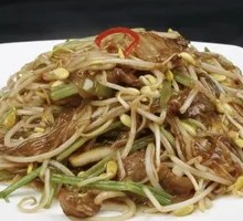 Stir-fried celery, bean sprouts with pork