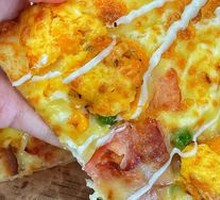 Golden Salted Egg Yolk Chicken Pizza