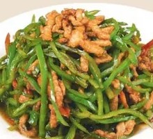 Stir-fried pork strips with long peppers