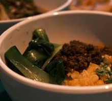 Special Broad Noodles with Pea and Pork Sauce