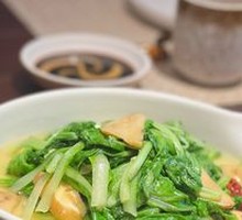 Stir-fried baby bok choy with chanterelles