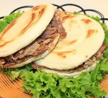 Braised Pork in Flatbread