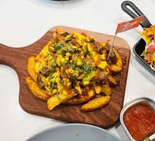 Spicy Cheese Steak Fries with Sauce