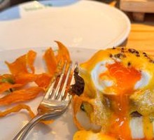 Benedict Egg with Shredded Beef