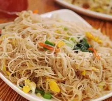 Egg and Pork Stir-Fried Rice Noodles