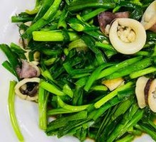 Stir-fried chives with squid tubes