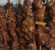 Charcoal-grilled beef tendons and brain skewers