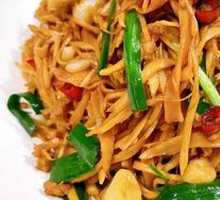 Stir-Fried Bamboo Shoots with Knife-Sharp Flavor