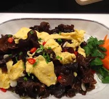 Stir-fried eggs with wood ear mushrooms