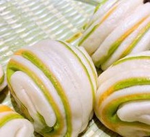 Flower-shaped steamed bun