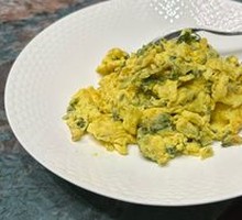 Stir-Fried Locust Blossoms with Free-Range Eggs