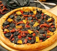 黑魔法墨鱼风味肠比萨