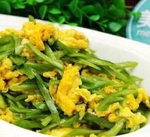 Stir-Fried Eggs with Green Peppers