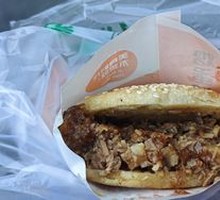 Braised pork belly in fried flatbread