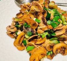 Pepper-Scented Grassland Mushrooms