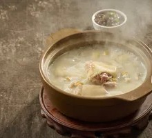 Braised Pig Trotter in Clay Pot