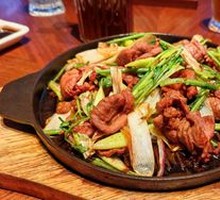Beijing-style Grilled Meat on Iron Skillet