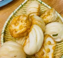 Flower-shaped steamed bun