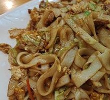 Stir-fried Rice Noodles with Egg and Shredded Pork
