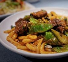 Pork Ribs with Green Beans and Wheat Rolls