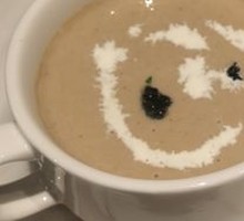 奶油蘑菇汤配松露