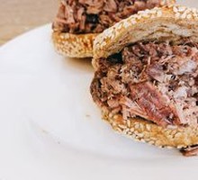 Braised beef in flatbread