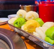 Flower-shaped steamed bun