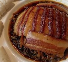 Meat wrapped in lotus leaf pancake