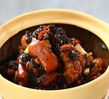 Braised Pork Trotters with Preserved Mustard Greens