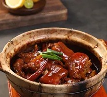 Braised Pig Trotter in Clay Pot