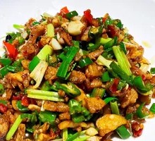 Garlic and Chili Stir-fried Pork Cracklings