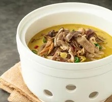 Stewed Pig's Trotter with Deer Antler Mushroom and Green Pepper